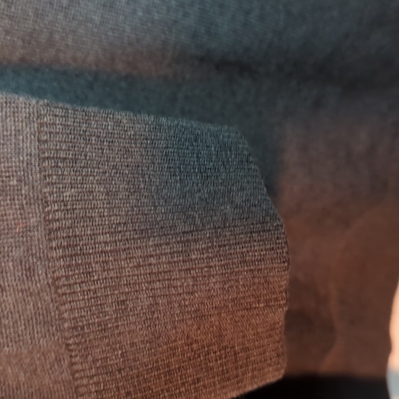 Italian merino wool vneck sweater in XL - Picture 3 of 4